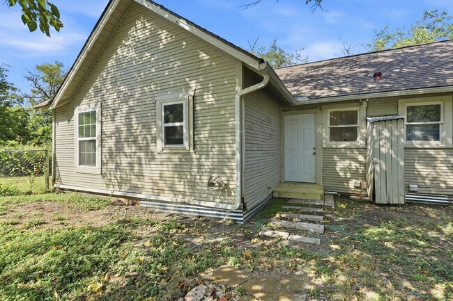 Building Photo - 808 Mill St