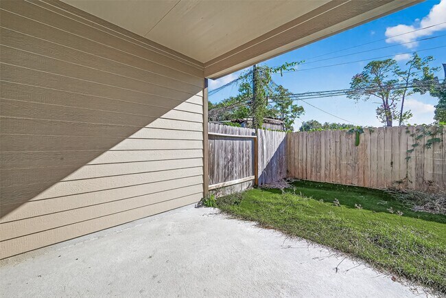 Building Photo - 10949 Cannes Memorial Dr