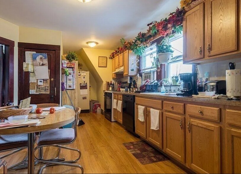 Primary Photo - 39 Thurston St