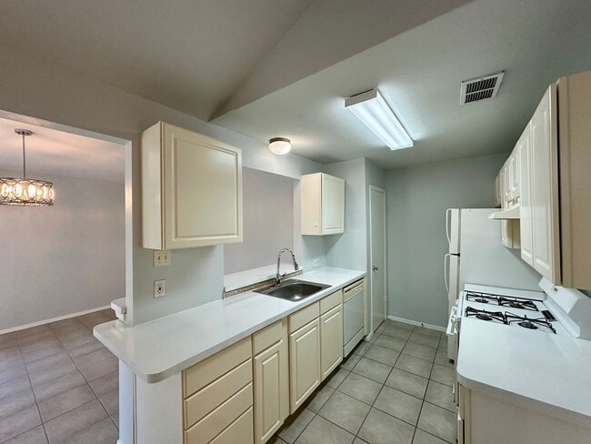 Building Photo - Quaint 3/2 in South Austin