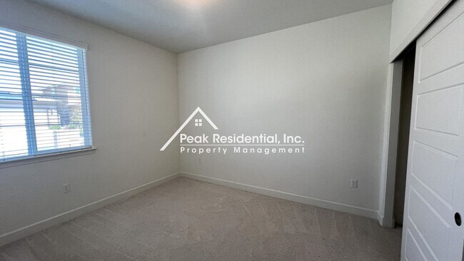 Building Photo - Still looks new. 4-bedroom home in North N...
