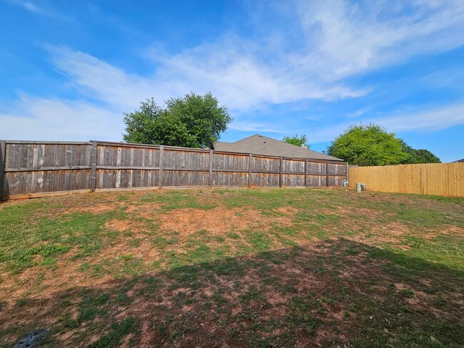 Building Photo - (3) Bed/(2) Bath in Tecumseh Ridge Addition Avail NOW! Pets Negotiable.