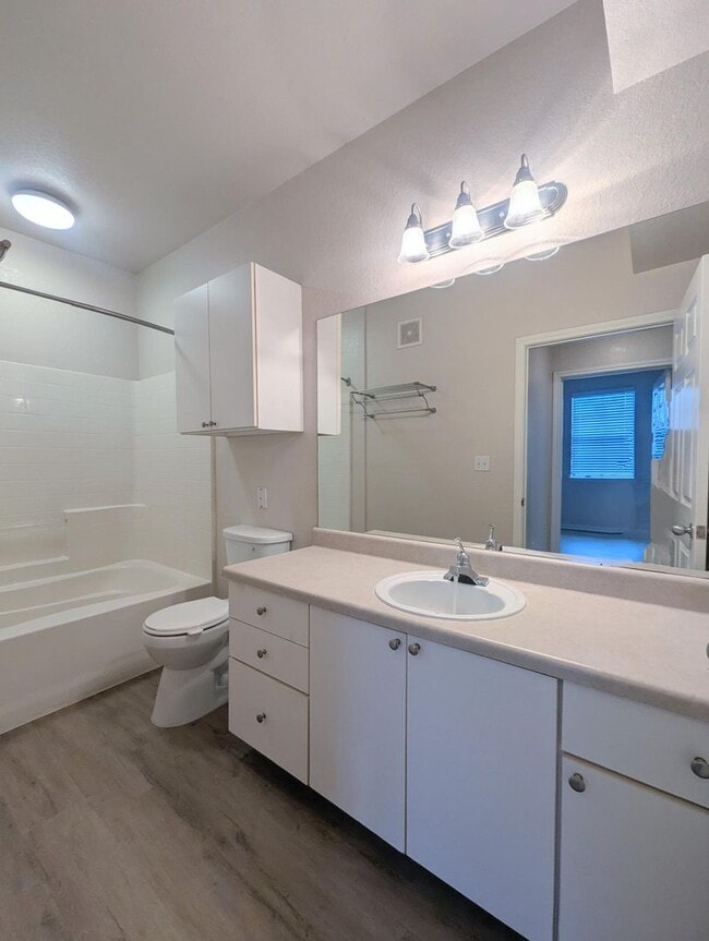 Building Photo - Spacious Updated 1x1  806 square feet! Top...