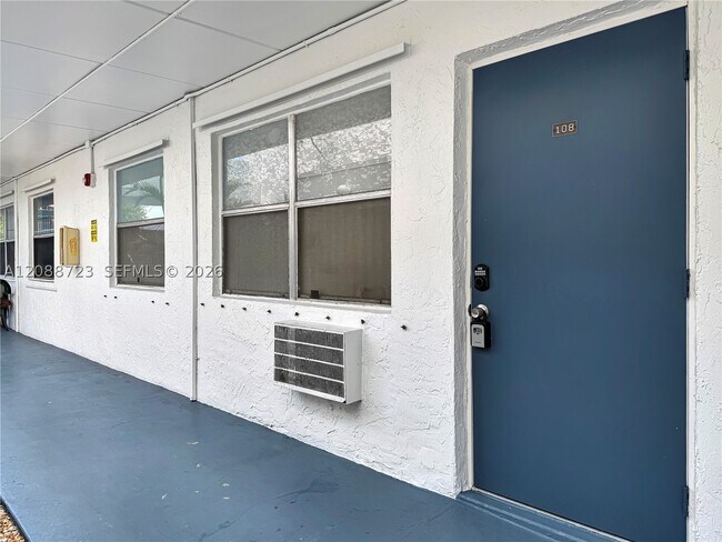 Building Photo - 3211 SW 44th St