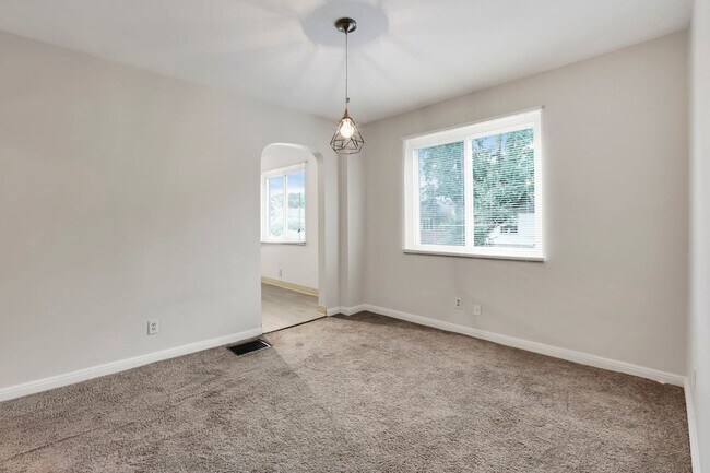 Building Photo - 404 S Chase Ave