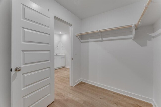 Building Photo - 4695 W Aurora St