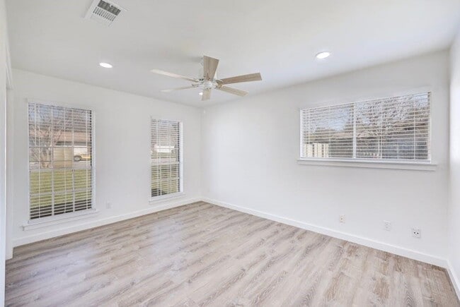 Building Photo - 801 Salem Ln