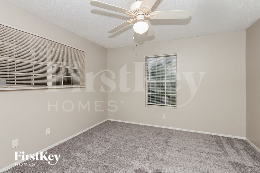 Building Photo - 830 Burland St