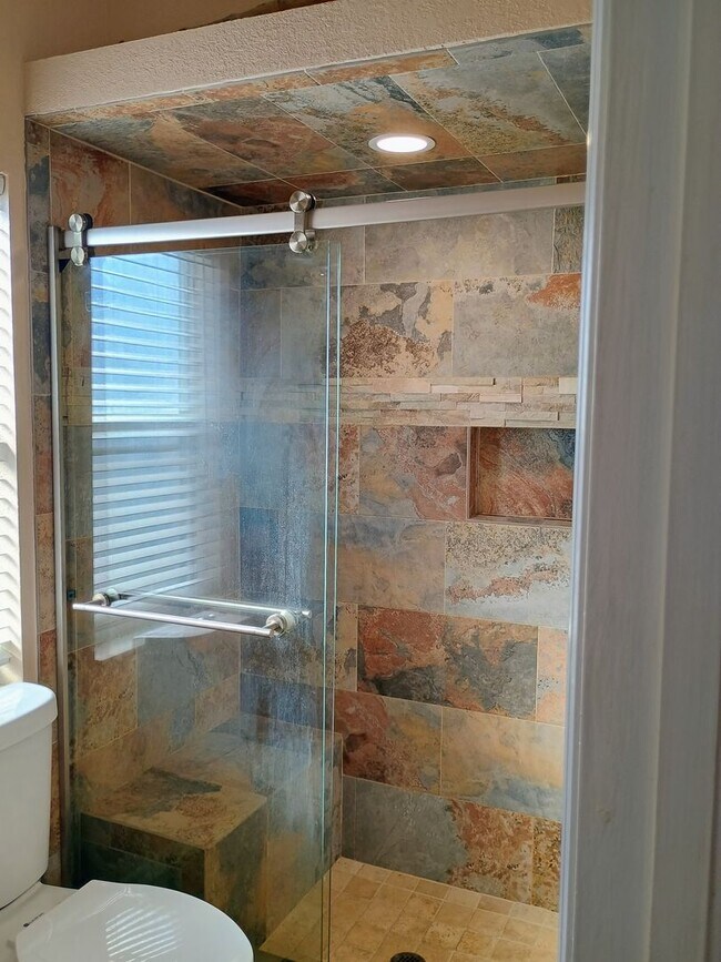 Building Photo - 3 bedroom 2 bathroom Fenced in yard