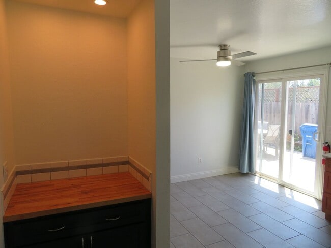 Building Photo - Beautiful 2 bed 1 bath end unit Townhome i...