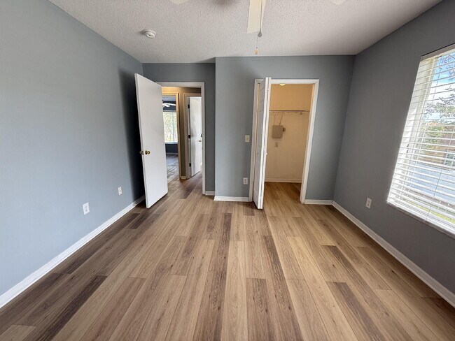 Building Photo - 3 bed 2.5 bath townhome in Gated Providence Lake Brandon