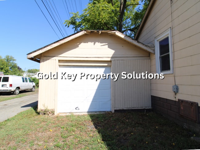 Building Photo - Spacious 2 BR 1 BA House with Nice Covered...