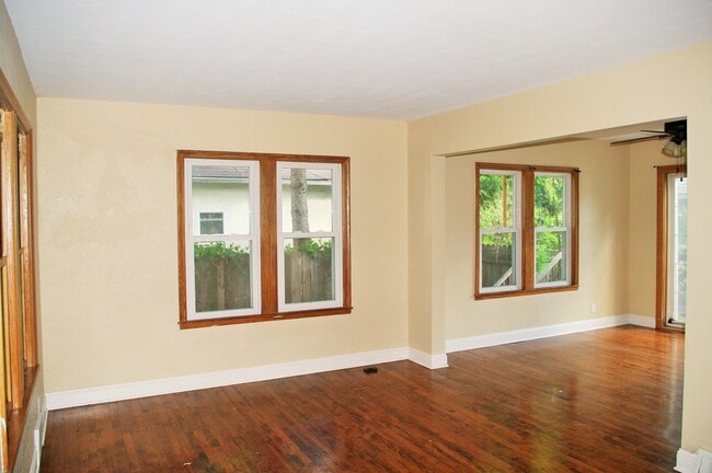 Building Photo - Charming 3 Bedroom Home Near West St. Paul!!