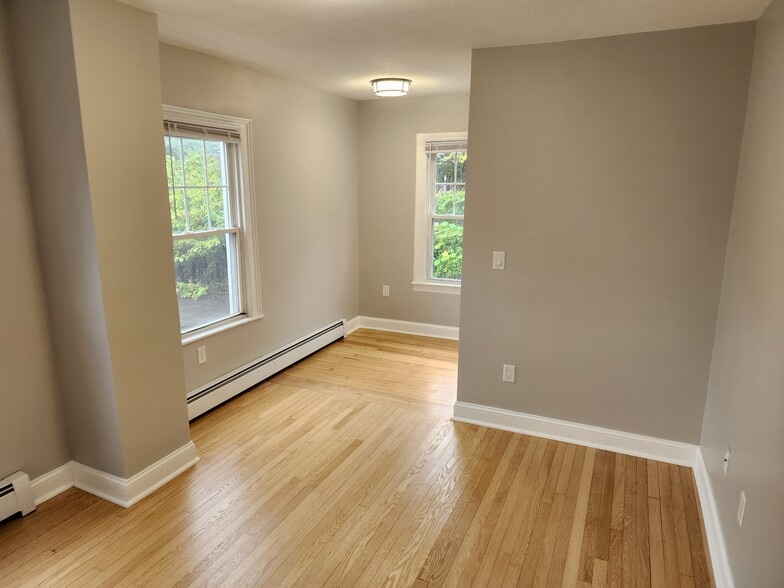 Back Bedroom - 52 Meadow St