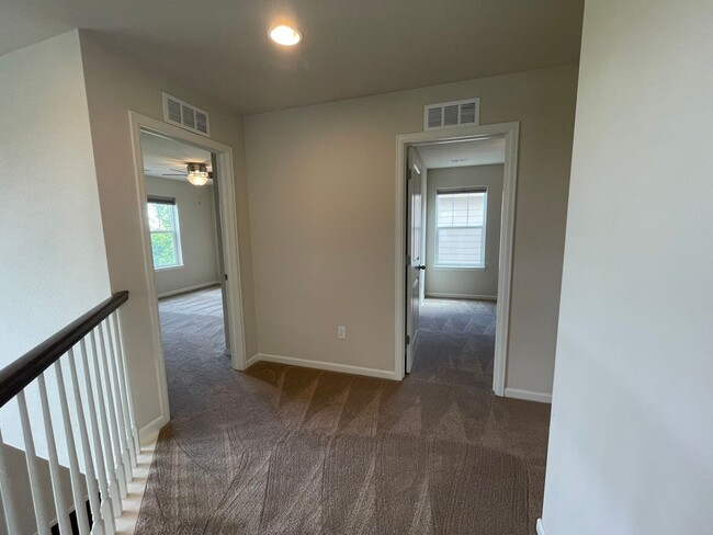Building Photo - Luxurious 3 Bedroom 2.5 Bathroom House in ...