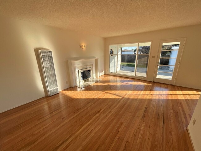 Building Photo - Central Ventura Home with Large Yard!