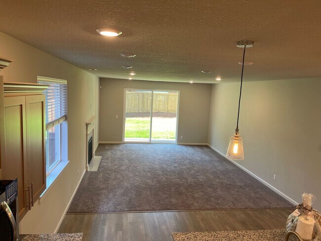 Building Photo - 2091 Legacy Hts Dr SE