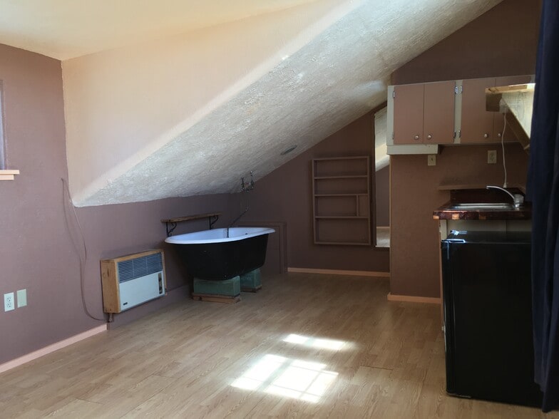 Upstairs bedroom has bathtub in room - 23901 US-70