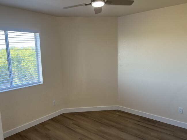 Building Photo - 9130 N Safflower Ln