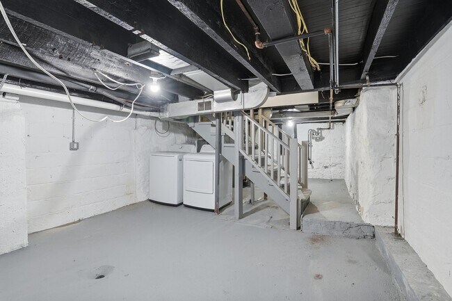 Building Photo - 302 38th St