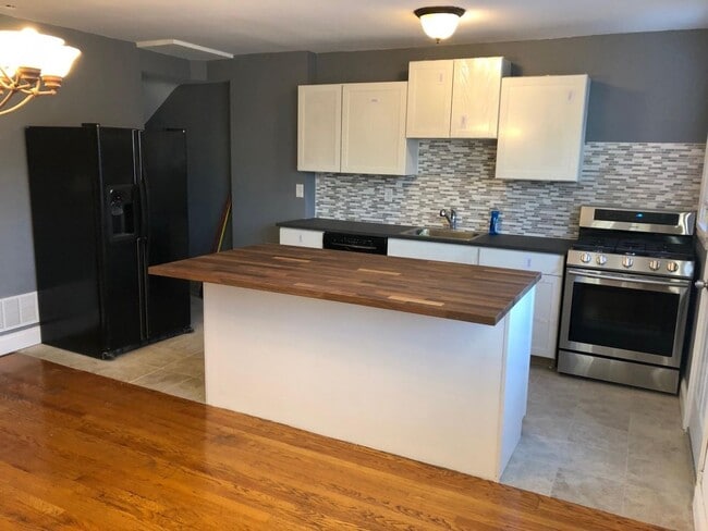 Building Photo - 3 Bedroom, 1.5 Bath Townhome in Towson