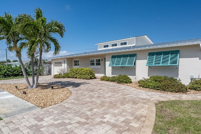 Building Photo - Gorgeous deep water canal front home