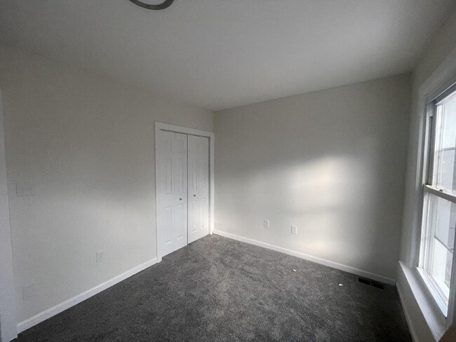 Building Photo - "Spacious 5-Bedroom Gem with 2 Full Baths on Logan Street - Your Harrisburg Haven Awaits!"