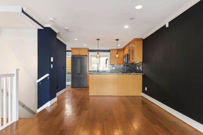 Building Photo - 1621 E Fir St