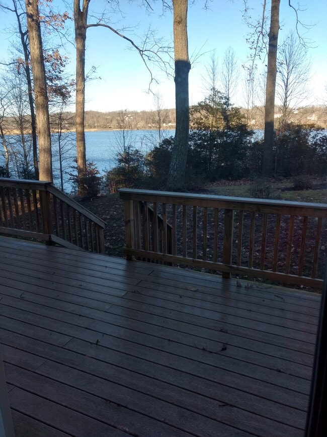 Building Photo - 3221 Riverview Dr