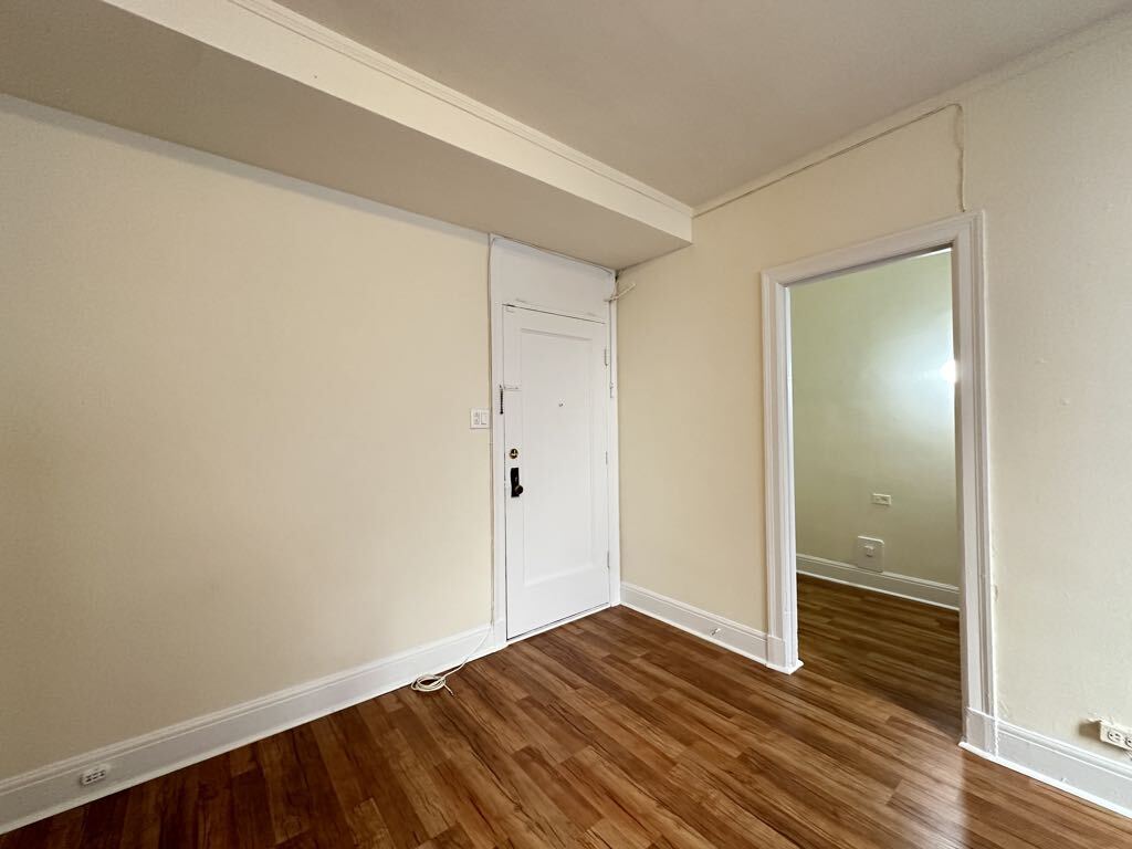 Building Photo - 3335 W Diversey Ave