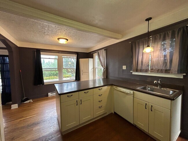 Building Photo - Cozy 2 BD, 1 BA w/ 1 Car Garage in Tacoma!