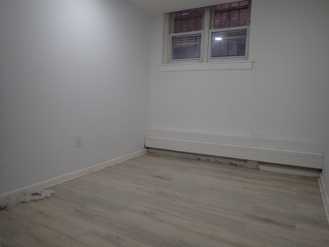 Building Photo - 663 E 94th St