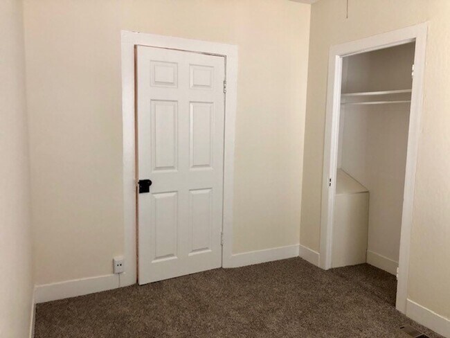 Building Photo - Charming 2 bedroom, 1.5 bath home near Sutter Street