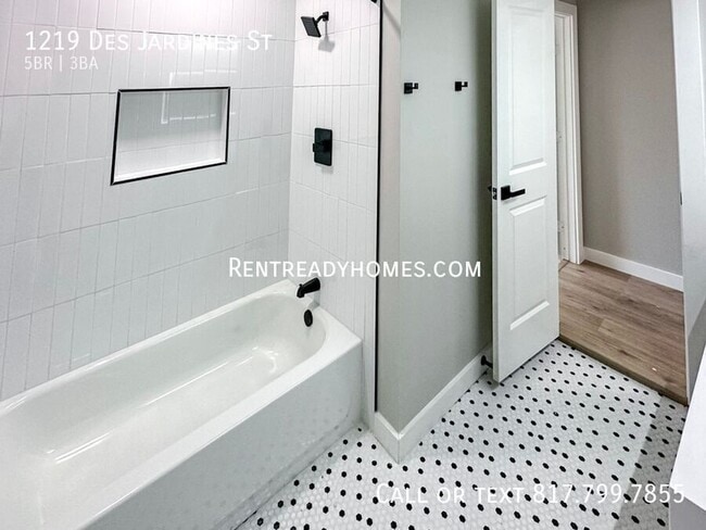 Building Photo - 1219 Des Jardines St