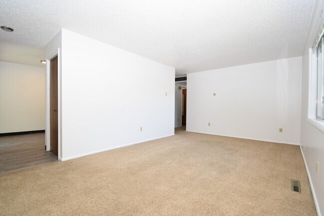 Building Photo - Spacious and charming! Conveniently located top floor 2 bedroom apartment.