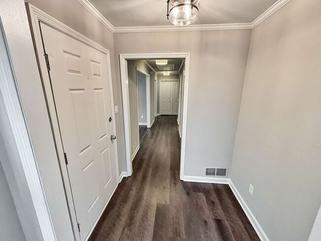 Building Photo - Charming Updated 2BR/2BA Duplex Close To E...