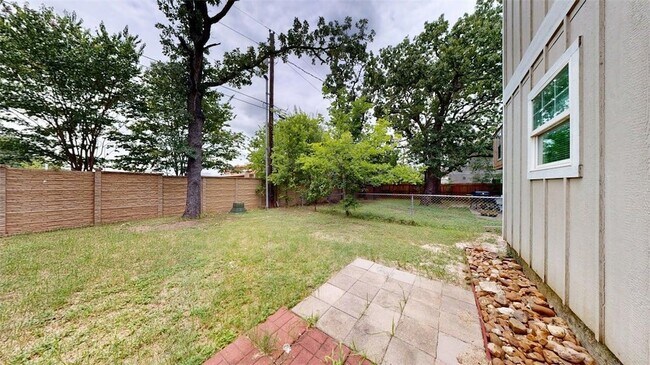 Building Photo - 609 Peyton St