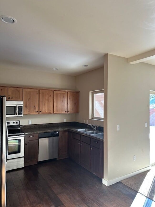 Building Photo - Townhouse