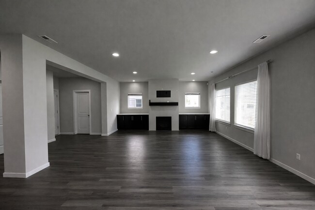 Building Photo - Spacious 4-Bedroom Home with Balcony and Fenced Yard in Marysville