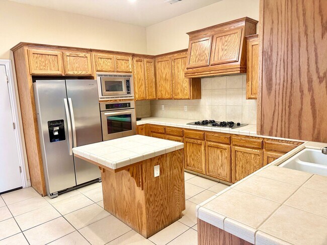 Building Photo - Stunning5 Bedroom North Fresno Granville