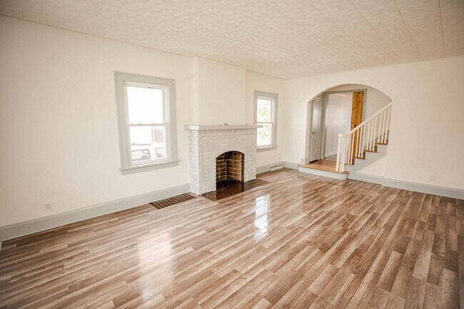 Building Photo - 1938 Fernwood Ave