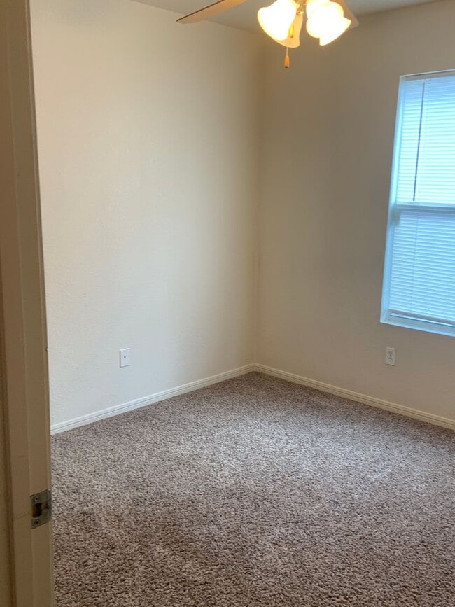 Building Photo - 3001 John Porter Dr