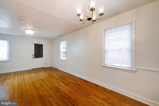 Building Photo - 4851 Crescent St