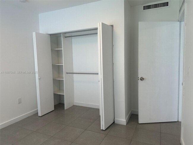 Building Photo - 2206 Simms St