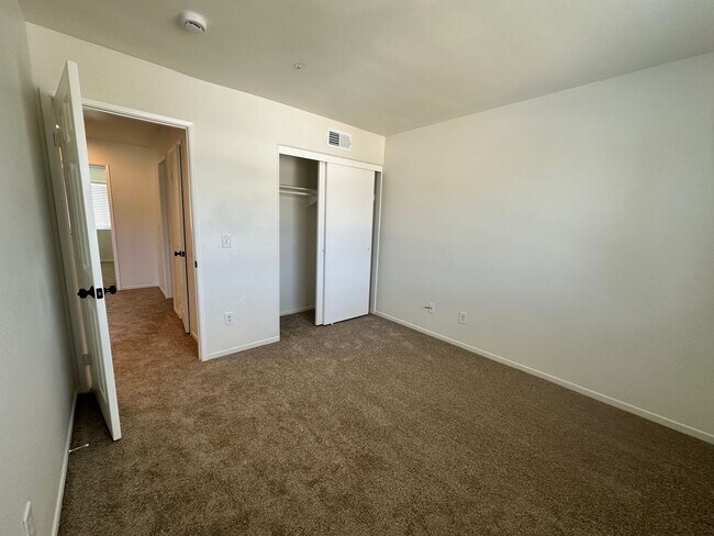 Building Photo - A stunning 4-bedroom haven, fully renovate...