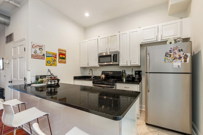 Building Photo - Stunning, Chic 2-Bedroom Apartment in the ...