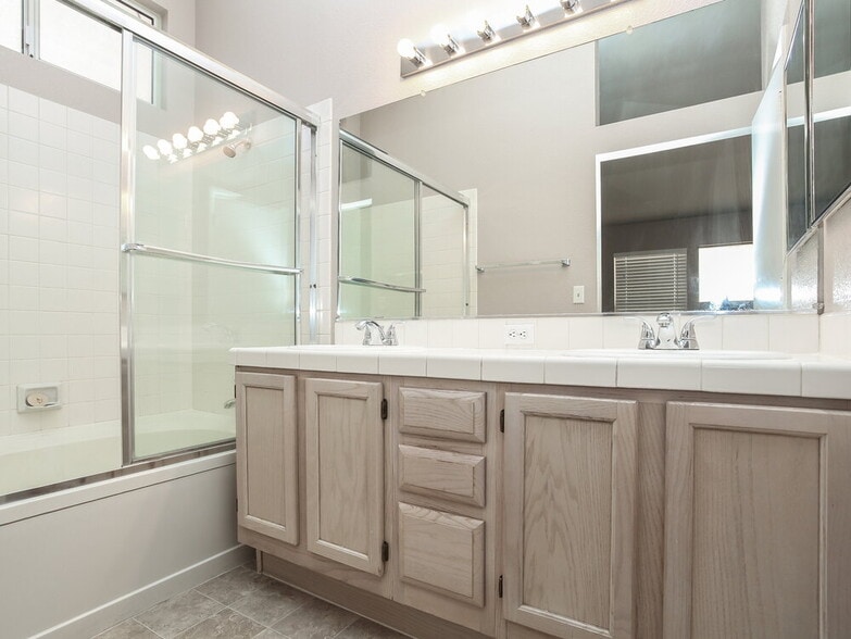 Building Photo - 265 Prairie Rose St