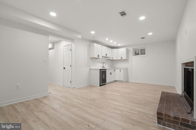 Building Photo - 2339 N Powhatan St