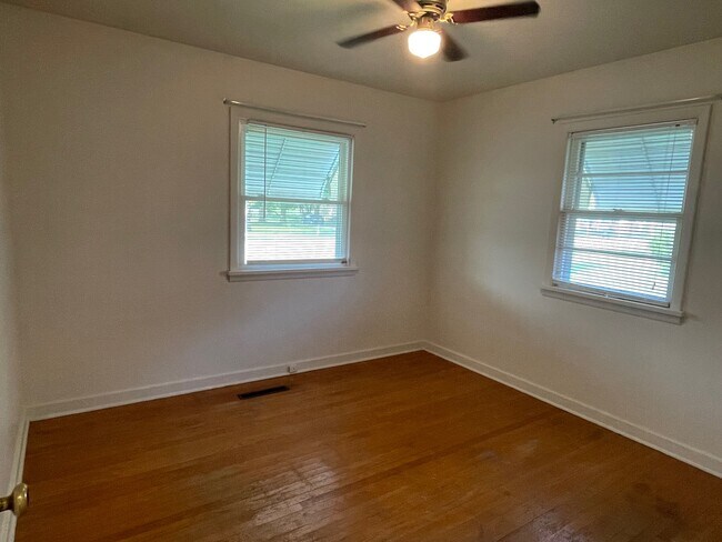 Building Photo - 156 E Cox St