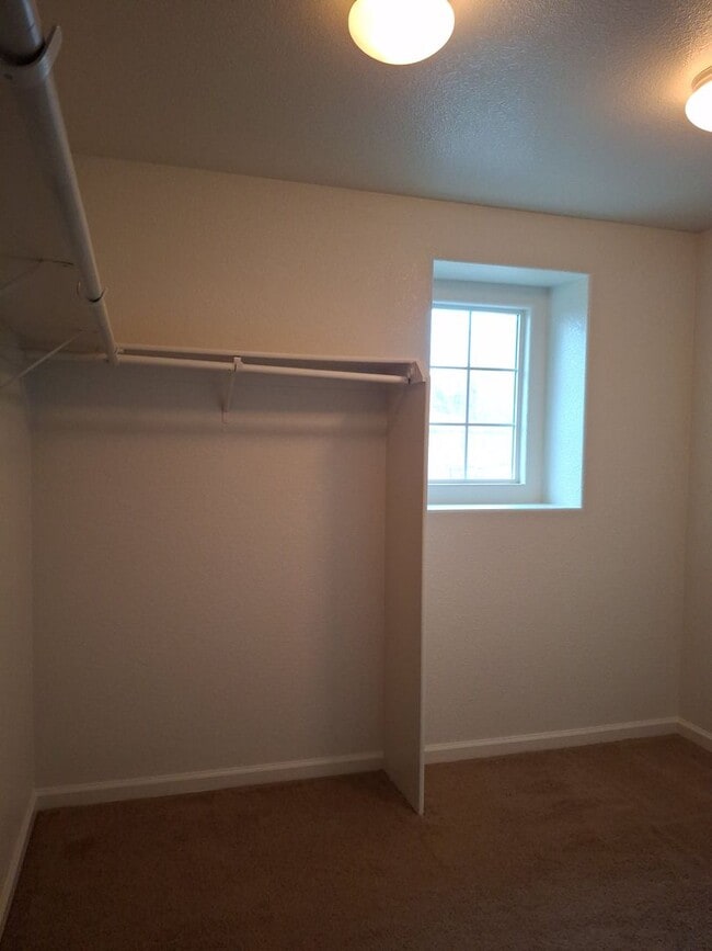 Building Photo - Lincoln Crossing, 2 Story 4 Bedroom, 2.5 bath, 2225sqft, Access to Clubhouse Pool & Amenities, Cu...